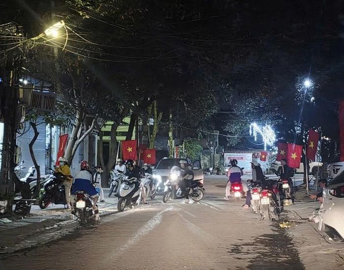 Phụ huynh đón con tại một lớp học thêm buổi tối của học sinh bậc tiểu học.