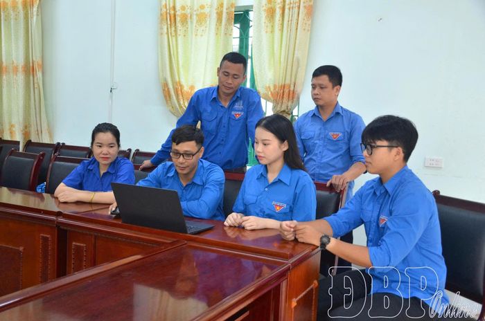 Đoàn viên xã Thanh Nưa tìm hiểu thông tin về cuộc thi trực tuyến Tìm hiểu pháp luật về bầu cử đại biểu Quốc hội và đại biểu HĐND.