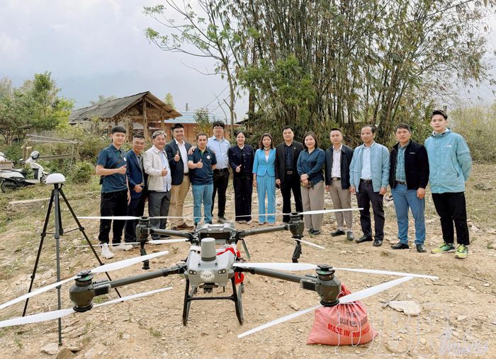 Đoàn công tác Bộ Khoa học và Công nghệ thử nghiệm ứng dụng phương tiện bay không người lái (UAV) trong chăm sóc cây chè tại xã Sính Phình.