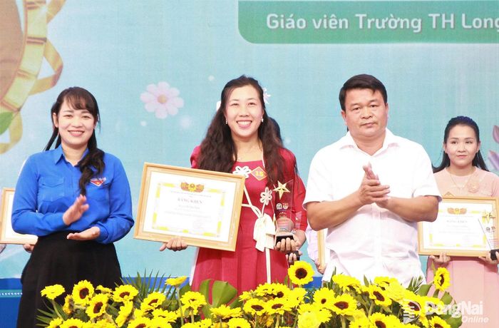 Chị Hồ Bảo Ngọc, Bí thư Chi đoàn Trường tiểu học Long Tân (xã Nhơn Trạch) được tuyên dương Nhà giáo trẻ tiêu biểu năm 2025. Ảnh: Nga Sơn