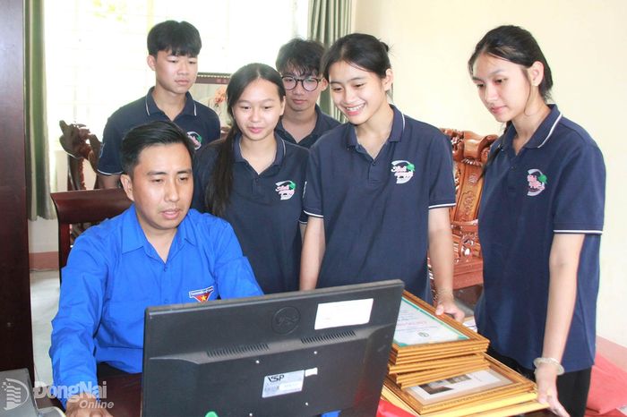 Thầy Nguyễn Bình Khánh Hải, Bí thư Đoàn Trường THPT chuyên Bình Long (phường Bình Long) trao đổi với các thành viên Câu lạc bộ tình nguyện của trường về các hoạt động trong Tháng Thanh niên. Ảnh: Nga Sơn