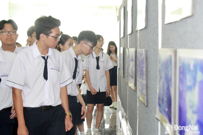 Đoàn viên mới tham quan, tìm hiểu tại di tích Nhà lao Tân Hiệp sau lễ kết nạp. Ảnh: Nga Sơn