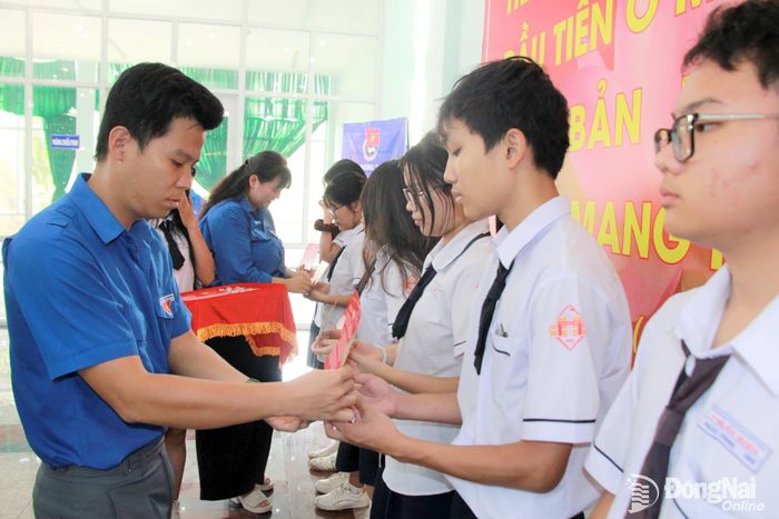 Đại diện Đoàn phường Tam Hiệp trao nghị quyết kết nạp đoàn viên mới. Ảnh: Nga Sơn