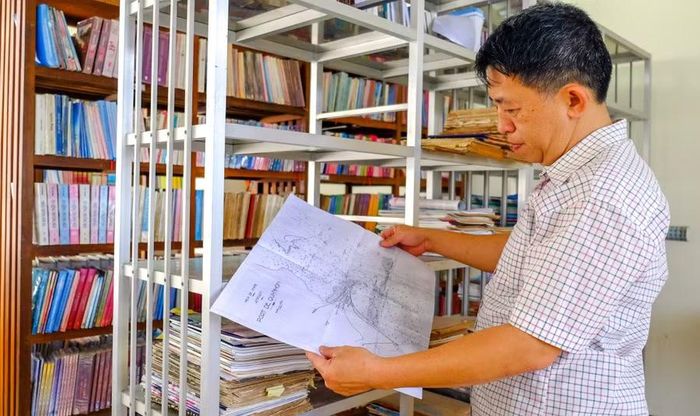  Kho tư liệu địa chí tại Thư viện tỉnh được ThS. Hoàng Bình khai thác phục vụ công trình nghiên cứu của mình. Ảnh: N.N 