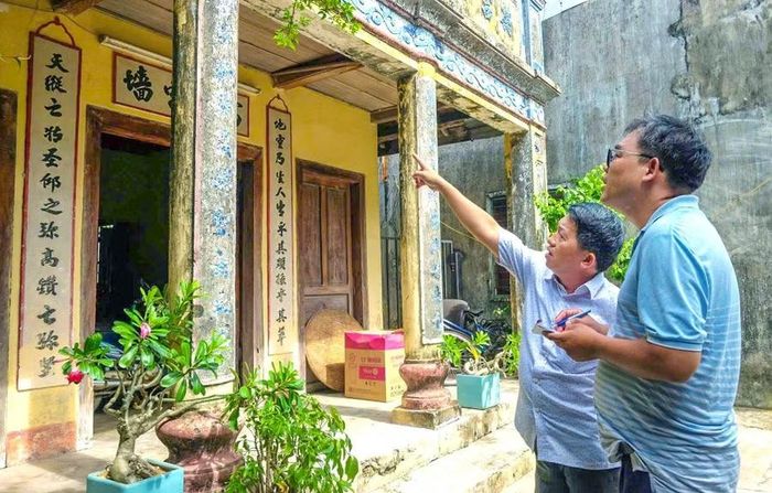  ThS. Hoàng Bình (bên trái) cùng TS. Võ Minh Hải (Trường Đại học Quy Nhơn) trong những chuyến điền dã nghiên cứu tư liệu Hán Nôm tìm hiểu lịch sử, văn hóa quê hương. Ảnh: N.N 