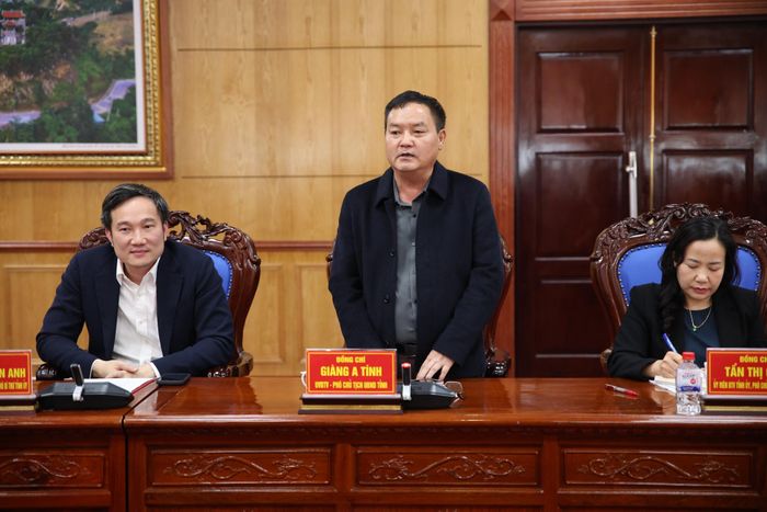 Đồng chí Giàng A Tính - Ủy viên Ban Thường vụ Tỉnh ủy, Phó Chủ tịch UBND tỉnh phát biểu ý kiến tại cuộc họp.