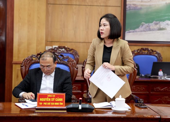 Lãnh đạo Sở Nội vụ báo cáo kết quả triển khai công tác bầu cử.