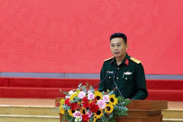 Đại diện Viettel Lâm Đồng trình bày tham luận về hỗ trợ triển khai phòng họp không giấy và các nền tảng số trong phục vụ chỉ đạo, điều hành