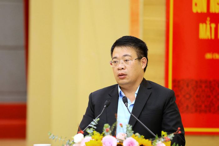 Phó Chủ tịch UBND tỉnh Lâm Đồng Nguyễn Ngọc Phúc trình bày tham luận của Đảng ủy UBND tỉnh về triển khai ứng dụng phần mềm, trí tuệ nhân tạo trong quản lý, điều hành