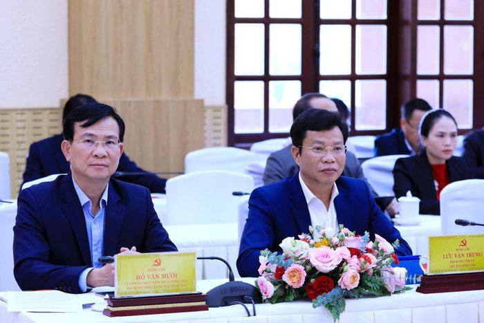 Phó Bí thư Tỉnh ủy, Chủ tịch UBND tỉnh Hồ Văn Mười và Phó Bí thư Tỉnh ủy, Chủ tịch HĐND tỉnh Lưu Văn Trung dự hội nghị