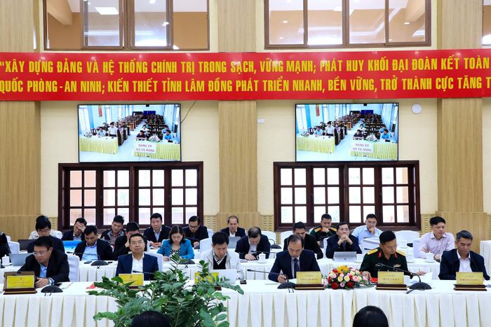 Đảng ủy xã Tà Năng trình bày tham luận về công tác lãnh đạo triển khai Nghị quyết 57-NQ/TW tại địa phương
