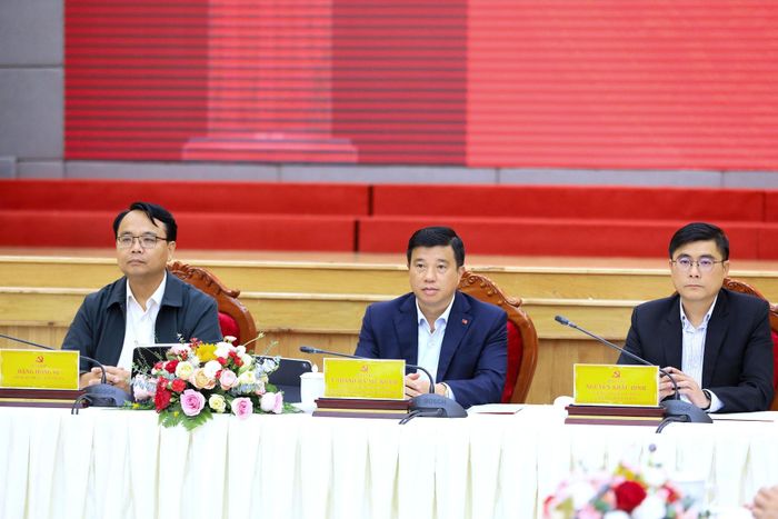 Bí thư Tỉnh ủy Lâm Đồng Y Thanh Hà Niê Kđăm (ngồi giữa), Phó Bí thư Thường trực Tỉnh ủy Đặng Hồng Sỹ (bên trái) và Chánh Văn phòng Tỉnh ủy Nguyễn Khắc Bình chủ trì hội nghị