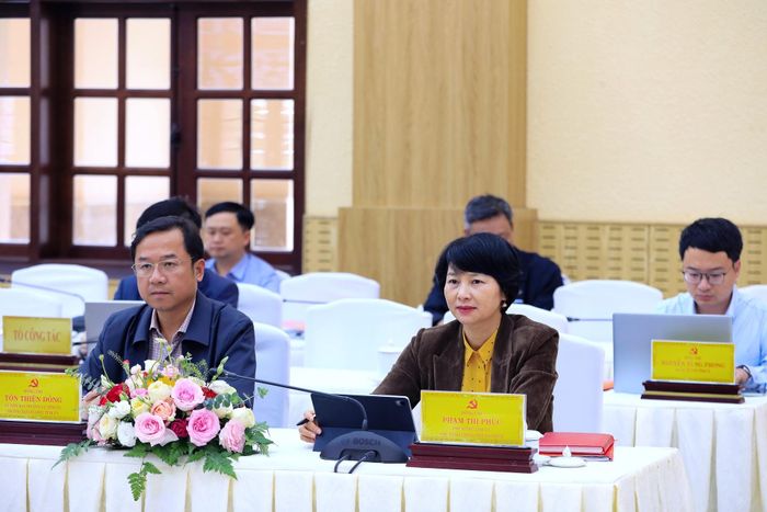 Phó Bí thư Tỉnh ủy, Chủ tịch Ủy ban MTTQ Việt Nam tỉnh Lâm Đồng Phạm Thị Phúc và các đại biểu dự hội nghị