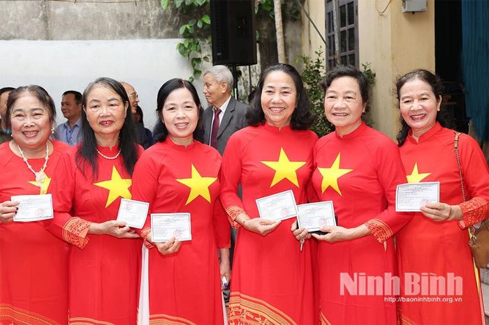 Người dân phấn khởi tươi vui khi cầm lá phiếu cử tri đi bỏ phiếu.