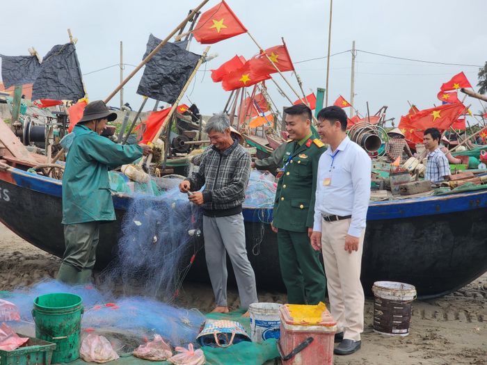 Cán bộ xã Hải Quang tuyên truyền, vận động ngư dân thực hiện quyền và nghĩa vụ của Cử tri.
