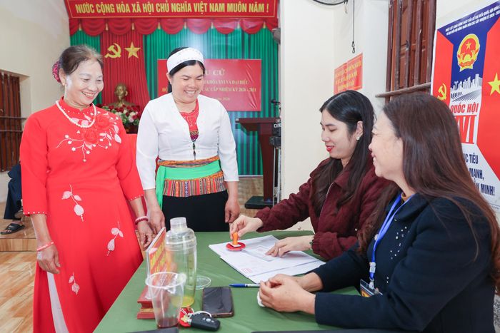 Các cử tri tổ bầu cử số 9 Phường Yên Sơn thực hiện thủ tục sau khi bỏ phiếu bầu cử.
