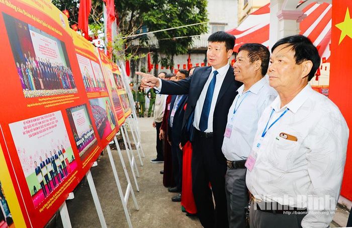 Đồng chí Trần Huy Tuấn, Ủy viên Trung ương Đảng, Bí thư Tỉnh ủy, Trưởng Ban Chỉ đạo cuộc bầu cử tỉnh kiểm tra công tác bầu cử tại Khu vực bỏ phiếu số 31, Nhà văn hóa Tổ dân phố Trung Thành Ninh Khánh, phường Hoa Lư.