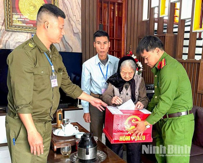 Lực lượng Công an phối hợp mang hòm phiếu phụ đến tận nhà, tạo điều kiện cho cử tri đặc thù thực hiện quyền công dân trong ngày bầu cử. Ảnh: Hồng Sâm (Công an tỉnh)
