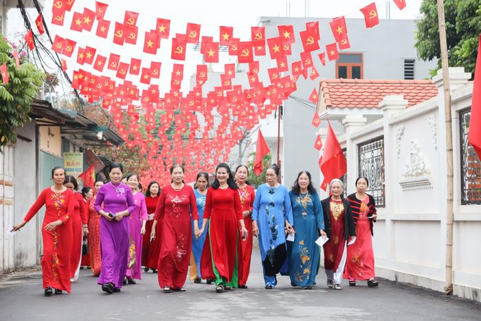 Đông đảo nhân dân TDP Trung Thành Ninh Khánh phường Hoa Lư nô nức tiến về điểm bầu cử từ sớm.