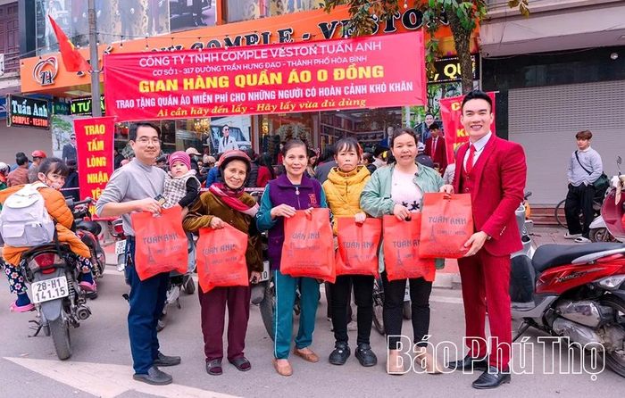 Công ty TNHH comple veston Tuấn Anh tổ chức gian hàng quần áo 0 đồng dịp trước Tết Nguyên đán.