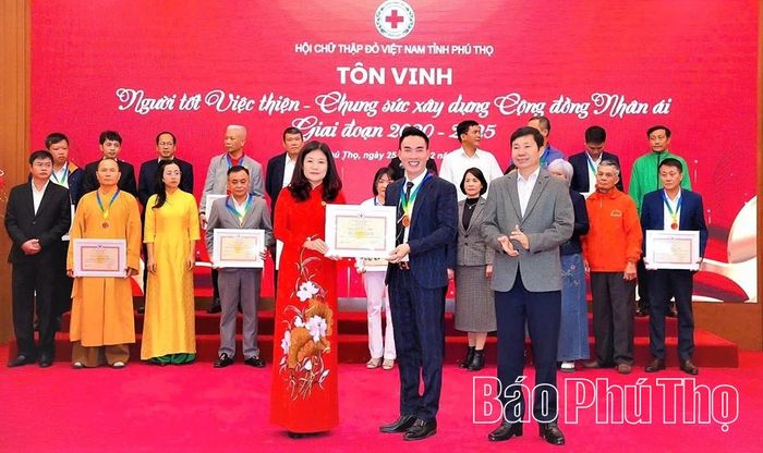 Anh Nguyễn Tuấn Anh, Giám đốc Công ty TNHH comple veston Tuấn Anh được vinh danh tại Hội nghị tôn vinh “Người tốt việc thiện - chung tay xây dựng cộng đồng nhân ái giai đoạn 2020-2025”.