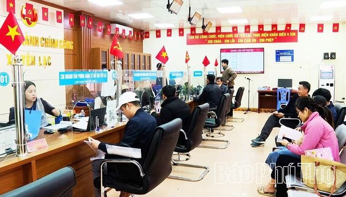 Người dân đến làm thủ tục hành chính tại Trung tâm Phục vụ hành chính công xã Yên Lạc.