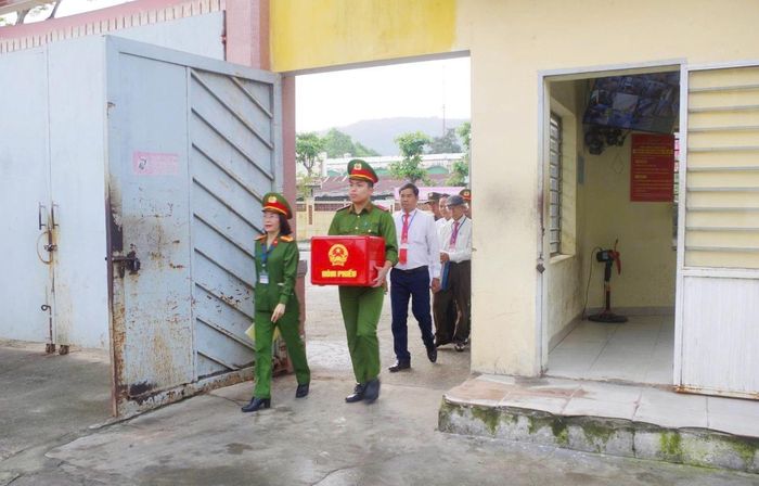 Lực lượng chức năng mang hòm phiếu đến Trại tạm giam số 1 Công an TP. Đà Nẵng