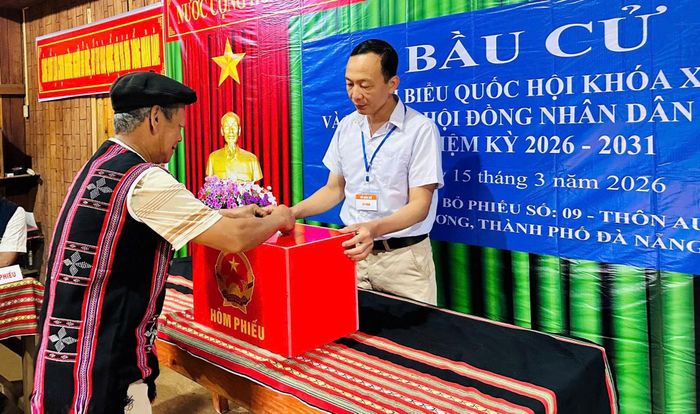 Già làng ở A'ur đi bỏ phiếu