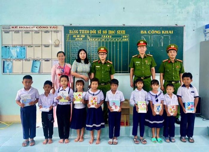 Công an xã Công Hải trao quà cho học sinh Trường TH-THCS Phước Chiến.