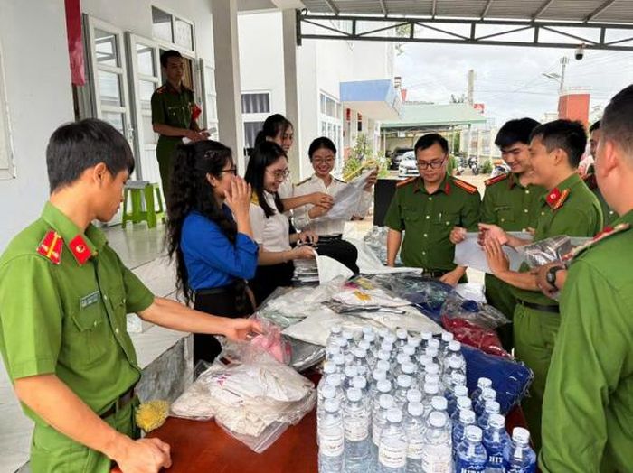 Công an xã Công Hải chuẩn bị hàng hóa thực hiện mô hình "Cửa hàng 0 đồng".