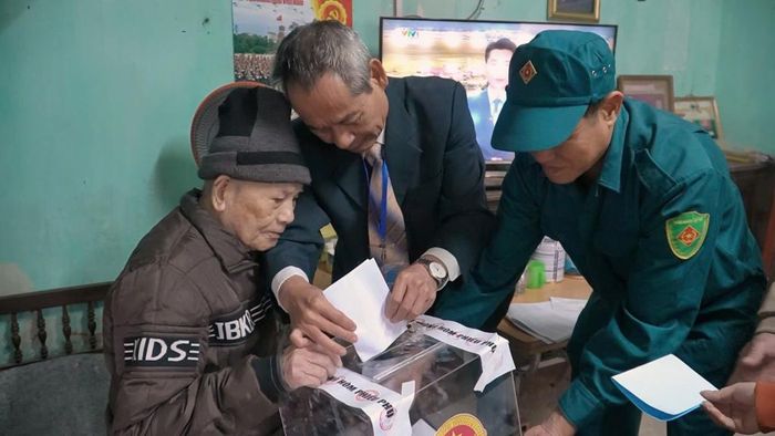 Ông Triệu Văn Hiển, Tổ dân phố 15, phường Tân Giang xúc động khi Thành viên Tổ bầu cử đưa lá phiếu đến nhà để bỏ phiếu lựa chọn người đại biểu Quốc hội khóa XVI và HĐND các cấp nhiệm kỳ 2026 - 2031.