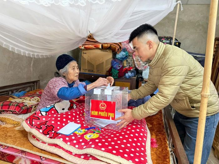 Các tổ bầu cử phường Nùng Trí Cao đưa hòm phiếu phụ đến từng nhà cử tri yếu thế, người cao tuổi đảm bảo mọi cử tri đều thực hiện quyền và nghĩa vụ của công dân trong Ngày hội non sông.