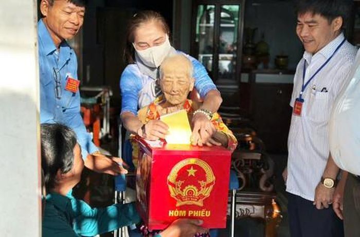 Mẹ Việt Nam Anh hùng Bùi Thị Xê (95 tuổi, ở Đặc khu Phú Quý) trực tiếp đến khu vực bỏ phiếu thực hiện quyền công dân đã trở thành hình ảnh xúc động trong ngày bầu cử