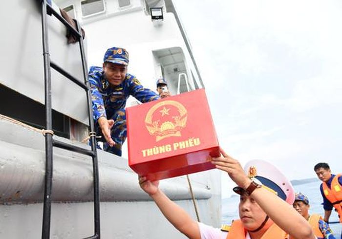 Hòm phiếu phụ được chuyển lên tàu