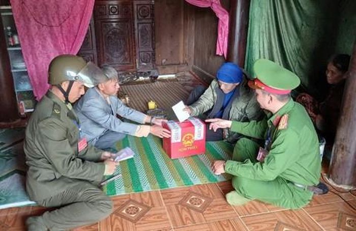 Những khoảnh khắc ấm áp khi lực lượng chức năng đưa thùng phiếu đến nhà cử tri là người lớn tuổi, bệnh tật