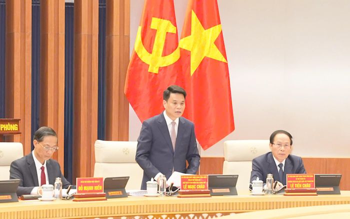 Ông Lê Ngọc Châu - Chủ tịch UBND TP Hải Phòng báo cáo với Tổng Bí thư và đoàn công tác tại buổi làm việc.