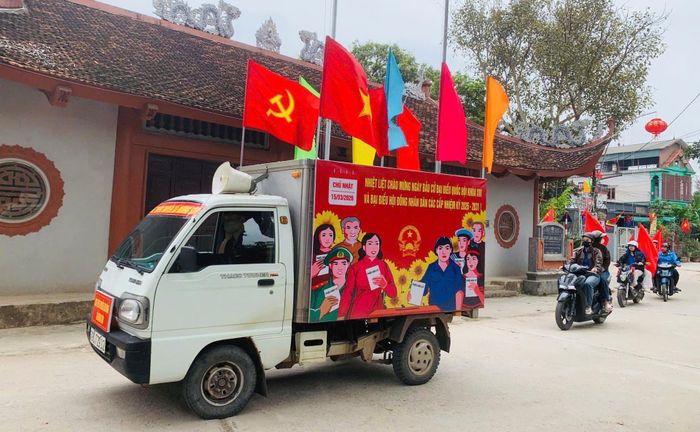 Các đoàn tuyên truyền lưu động đi đến các khu dân cư. Ảnh: NC