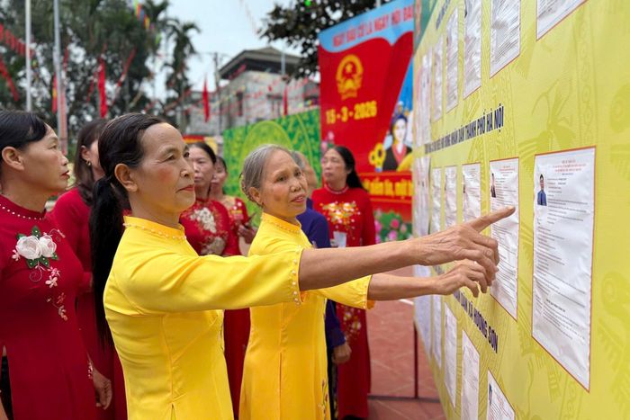 Danh sách cử tri và tiểu sử tóm tắt của các ứng cử viên được niêm yết công khai tại các khu vực bỏ phiếu và nhà văn hóa thôn để người dân theo dõi, tìm hiểu. Ảnh: NC
