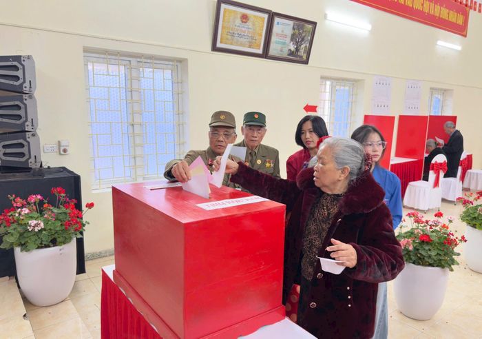 Lãnh đạo xã Hương Sơn và cử tri bỏ phiếu. Ảnh: NC