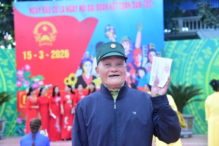 Cụ Nguyễn Văn Tạ, cử tri cao tuổi thôn Bạch Tuyết, xã Hương Sơn đi bầu cử. Ảnh: NC