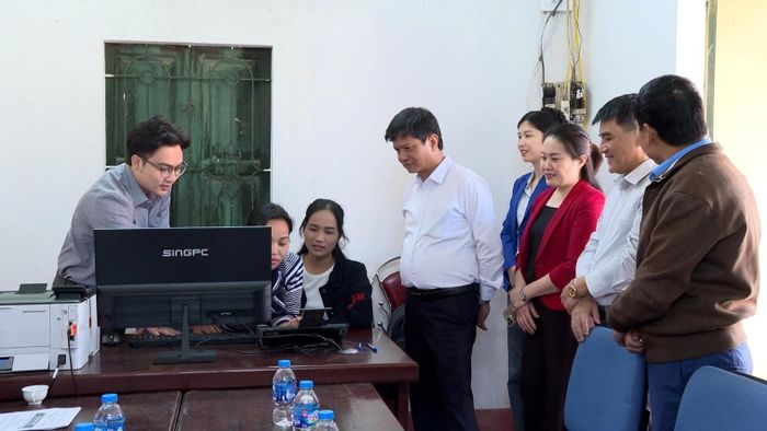 Lãnh đạo xã Hoài Đức kiểm tra hoạt động tại một số đơn vị. Ảnh: CH