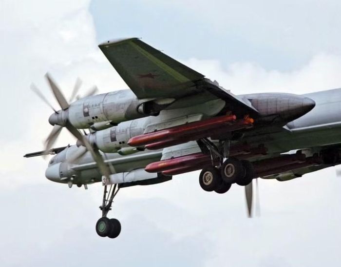 Tên lửa Kh-101 có một "người anh em" cấu tạo tương tự nhưng mang theo đầu đạn nhiệt hạch công suất lớn, với đương lượng nổ trong khoảng 250 kT đến 1 MT (250 nghìn - 1 triệu tấn thuốc nổ TNT) được ký hiệu là Kh-102.