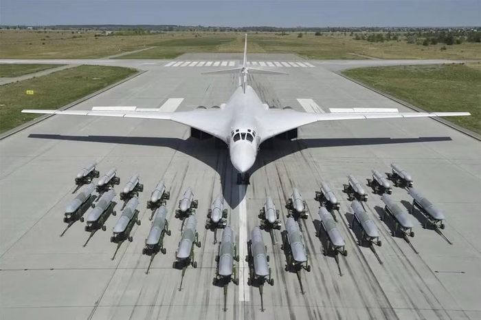 Tuy vậy thao tác trên bị nhận xét là quá phô trương, bởi chi phí hoạt động của Tu-160 lẫn Tu-95MS trên một giờ bay tiêu tốn nhiều chục ngàn USD, vũ khí này chỉ nên dùng để tấn công các mục tiêu cách xa lãnh thổ Nga.