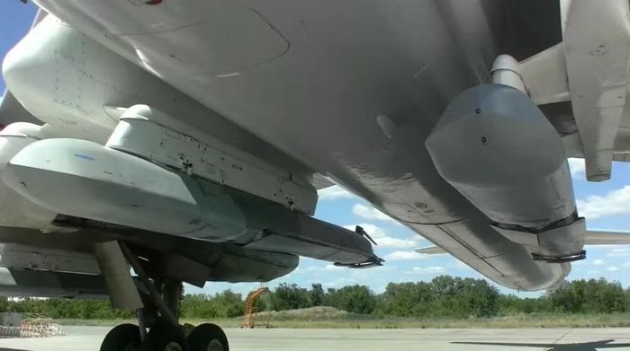 Máy bay ném bom chiến lược Tu-160 và Tu-95MS không cần thiết phải tiếp cận không phận Ukraine. Chúng có thể sau khi cất cánh từ các sân bay của mình, ngay lập tức phóng tên lửa vào các mục tiêu mong muốn.