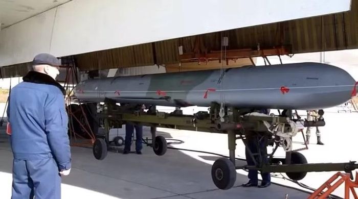 Máy bay ném bom chiến lược siêu thanh Tu-160 với hai khoang bên trong có thể mang 12 tên lửa như vậy, trong khi oanh tạc cơ cánh quạt Tu-95MS mang vũ khí trên giá treo ngoài. Vũ khí này tạo ra âm thanh "huýt sáo" đặc trưng khi bay.