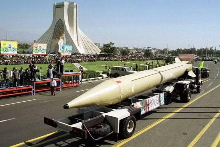 Trước đó vào đầu tháng 3/2026, Tổng thống Volodymyr Zelensky đưa ra tuyên bố về việc Ukraine đã cử một nhóm chuyên gia với máy bay không người lái đánh chặn đến Jordan để bảo vệ các căn cứ quân sự Mỹ khỏi UAV tấn công cảm tử của Iran.
