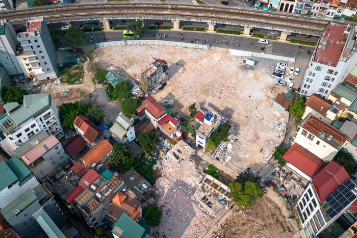  Sau hơn một tháng triển khai công tác giải phóng mặt bằng, phần lớn công trình nằm trong phạm vi dự án đã được tháo dỡ. Trong thời gian vừa qua, nhiều hộ dân sinh sống tại phạm vi dự án đã chủ động di chuyển tài sản, đồ đạc để bàn giao mặt bằng cho dự án. 