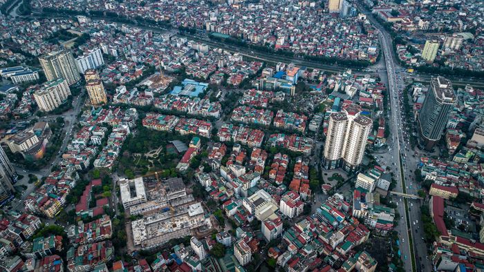  Cùng lúc đó, công tác giải phóng mặt bằng dự án đường Vành đai 2,5 trên địa bàn phường Yên Hòa đang được đẩy nhanh tiến độ theo chỉ đạo của thành phố. Hình ảnh trên cao tuyến Vành đai 2,5 qua khu vực đường Trung Kính - Vũ Phạm Hàm - Trần Duy Hưng sắp giải tỏa. 