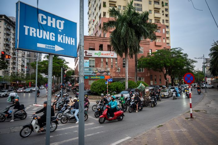  Phố Trung Kính hiện hữu có mặt đường nhỏ hẹp, chỉ có hai làn xe, vì vậy luôn gặp tình trạng ùn tắc vào khung giờ cao điểm. 