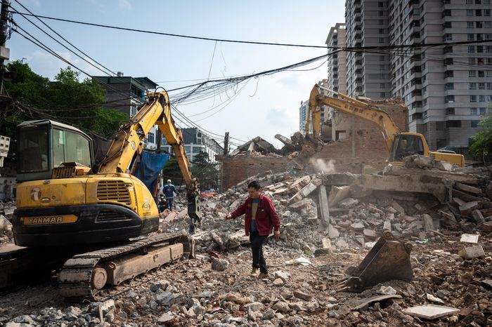  Hàng loạt máy móc, thiết bị được huy động, phục vụ công tác tháo dỡ các công trình nằm trong phạm vi dự án đường Vành đai 2,5, đoạn từ đường Cầu Giấy đến Khu đô thị mới Dịch Vọng. 